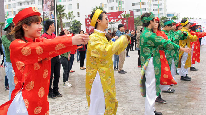 Sinh vien nhay flashmob chao nam moi Giap Ngo