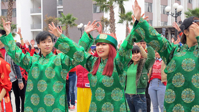 Sinh vien nhay flashmob chao nam moi Giap Ngo
