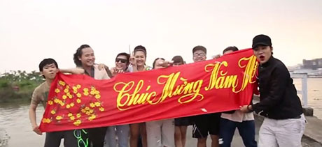 Nhóm làm phim chúc mừng năm mới khán giả