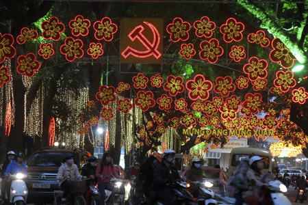 Đường phố Hà Nội về đêm.