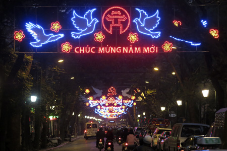 Phố Điện Biên Phủ sáng đèn màu dẫn đến Lăng Chủ tịch Hồ Chí Minh.
