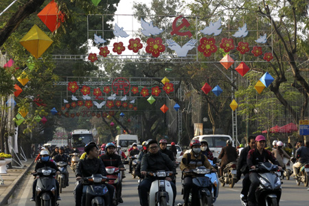 Các giá đỡ hoa đang chờ hoàn tất bên hồ Gươm.