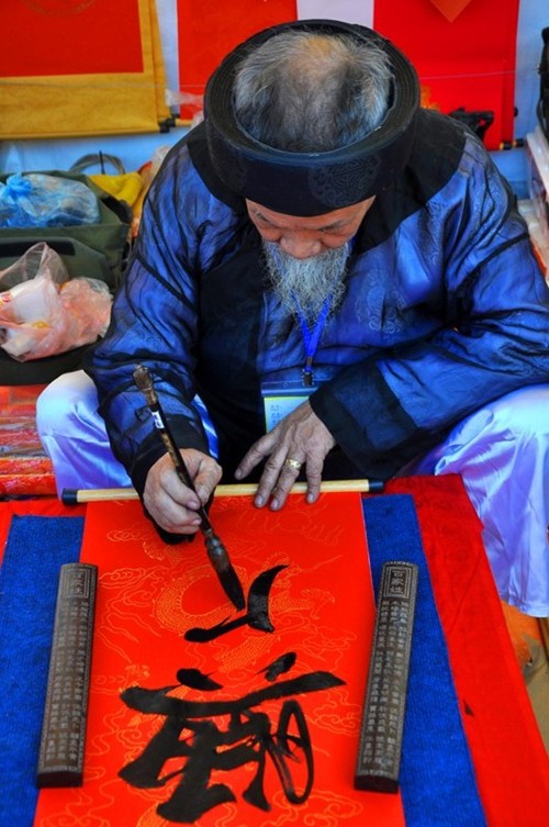 Pho ong do vang nhu chua ba danh