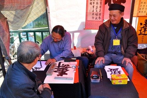 Pho ong do vang nhu chua ba danh
