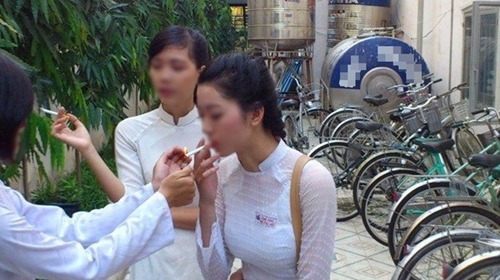 nu-sinh-noi-loan-1-1998-1391774501.jpg