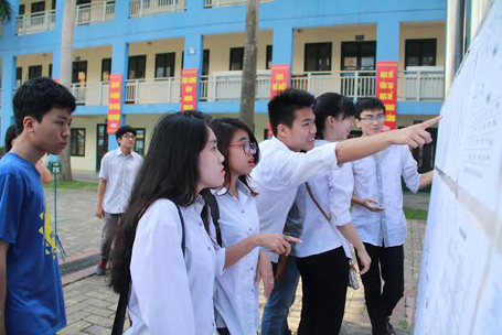 Thí sinh xem số báo danh