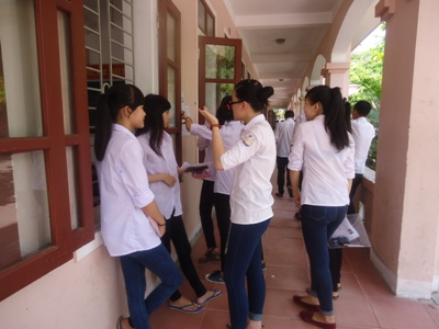 Thi sinh tu tin truoc khi buoc vao thi mon Toan