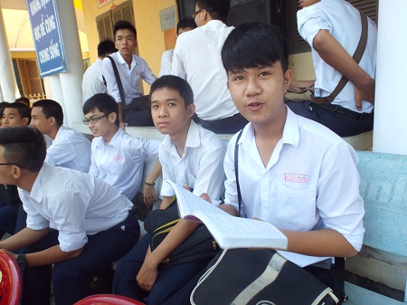 Thi sinh tu tin truoc khi buoc vao thi mon Toan