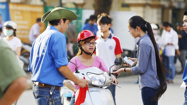 Chum anh: thi sinh trong ngay thi dau tien dot 2 DH