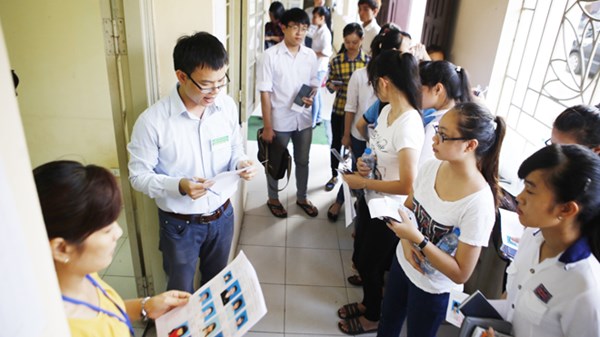 Chum anh: thi sinh trong ngay thi dau tien dot 2 DH