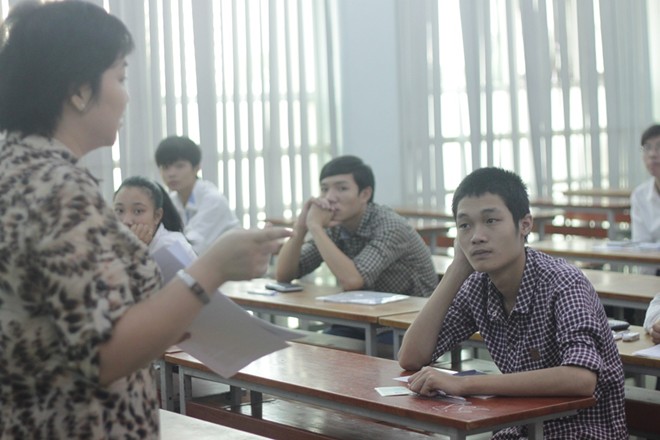 Nhieu si tu nham lich thi sang nay