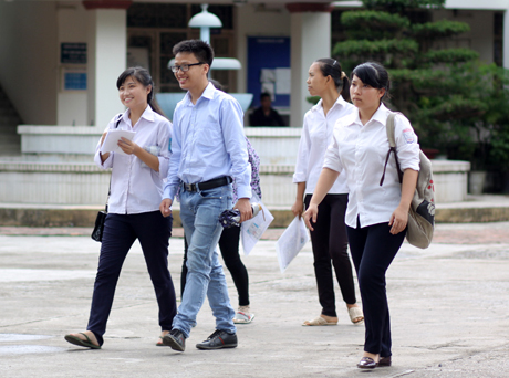 De thi Hoa Cao dang vua suc, nhieu thi sinh ra som