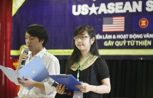 Co nang xinh xan gianh 10 suat hoc bong du hoc My