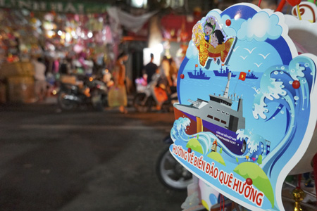 Chợ Trung Thu phố cổ sáng đèn rực rỡ bắt đầu đông khách khi trời vừa chập tối.