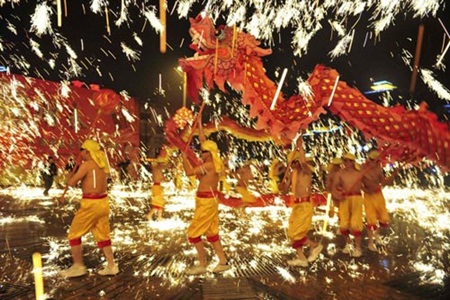 Trung thu là tết đoàn viên ở
Trung Quốc. Vào dịp này, người Hoa thường tổ chức múa rồng lửa