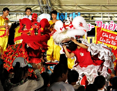 Hoi thi mua lan, bieu dien mua thien cau don tet trung thu tai Hoi An