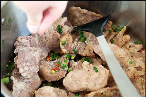 Cach lam thit heo chien muoi la mieng cho mua thu