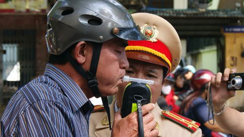Cong an tra phi do nong do con neu nguoi tham gia giao thong khong vi pham