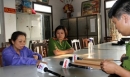 Phẫn nộ bé gái bị hàng xóm nhét băng vệ sinh vào miệng