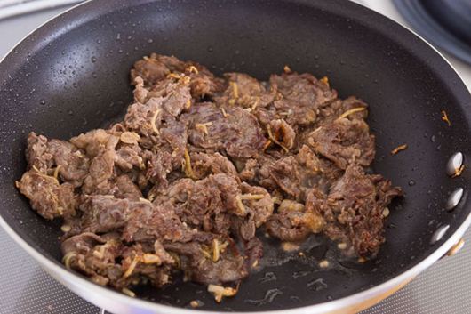 Cach lam mang xao thit bo la lot la mieng cho ngay cuoi tuan