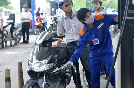 Gia xang giam gan 1000 dong tu ngay 7/11/2014