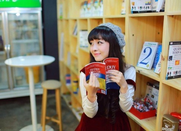 Cô gái này cũng là người mẫu tự do khá đắt show