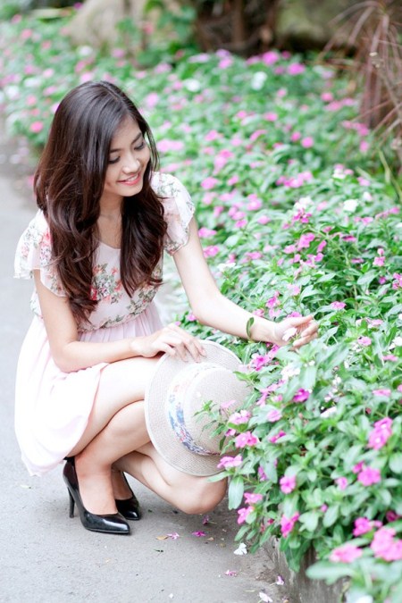 Với chiều cao lí tưởng 1m74, số đo ba vòng 84 - 62 - 91 và gương mặt khả ái, Ninh Hoàng Ngân đã đoạt danh hiệu Hoa hậu biển của cuộc thi Hoa hậu Việt Nam năm 2012.
