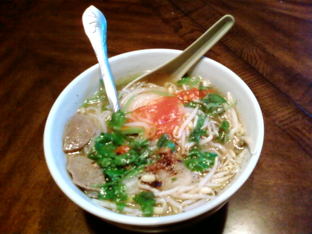 Hu tieu go duoc ham tu thit chuot cong la bia dat, vo can cu