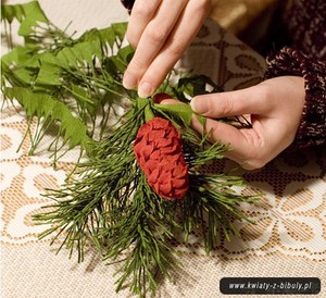 Dễ thương chùm quả thông Noel làm từ giấy 10