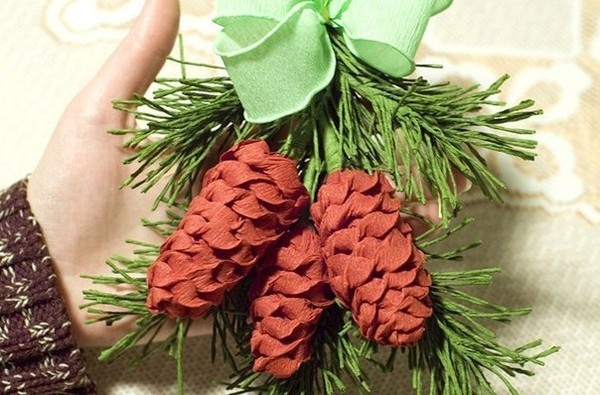 Dễ thương chùm quả thông Noel làm từ giấy 11