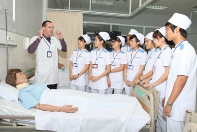 Tam dung dao tao nganh Y, duoc tai cac truong khong chuyen
