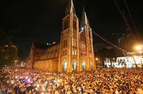 nhung-dia-diem-vui-choi-giang-sinh-tuyet-nha-o-sai-gon-va-ha-noi-1