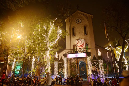 nhung-dia-diem-vui-choi-giang-sinh-tuyet-nha-o-sai-gon-va-ha-noi-7