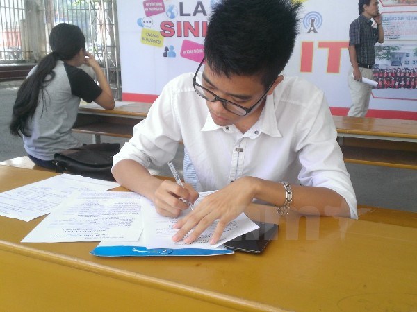 Thí sinh là hồ sơ xét tuyển tại Học viện Công nghệ Bưu chính Viễn thông năm 2015. (Ảnh: Phạm Mai/Vietnam+)
