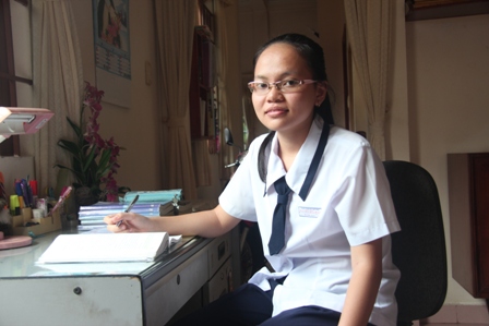 Võ Thùy Phương Ngân - thủ khoa Trường ĐH Sư phạm Kỹ thuật TPHCM năm 2013.