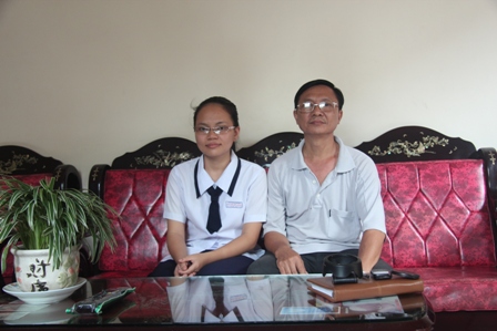 Thủ khoa Phương Ngân và bố.