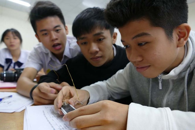 Học sinh lớp 11 một trường THPT tại TP.HCM trong giờ học môn vật lý
 /// Ảnh: Đào Ngọc Thạch