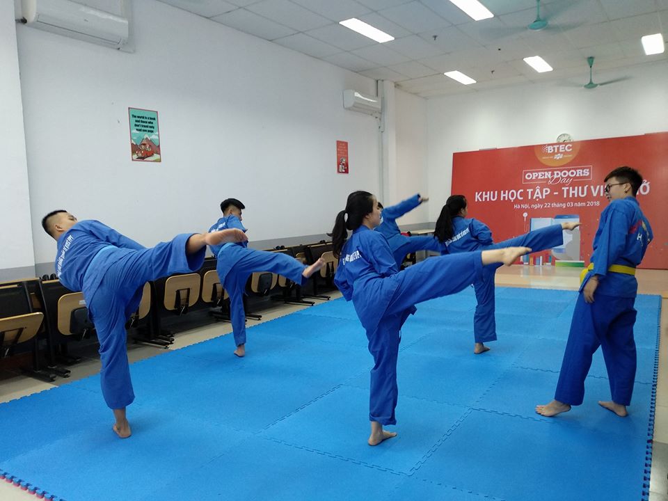 Tinh than vo dao Vovinam nhuom xanh mau BTEC FPT