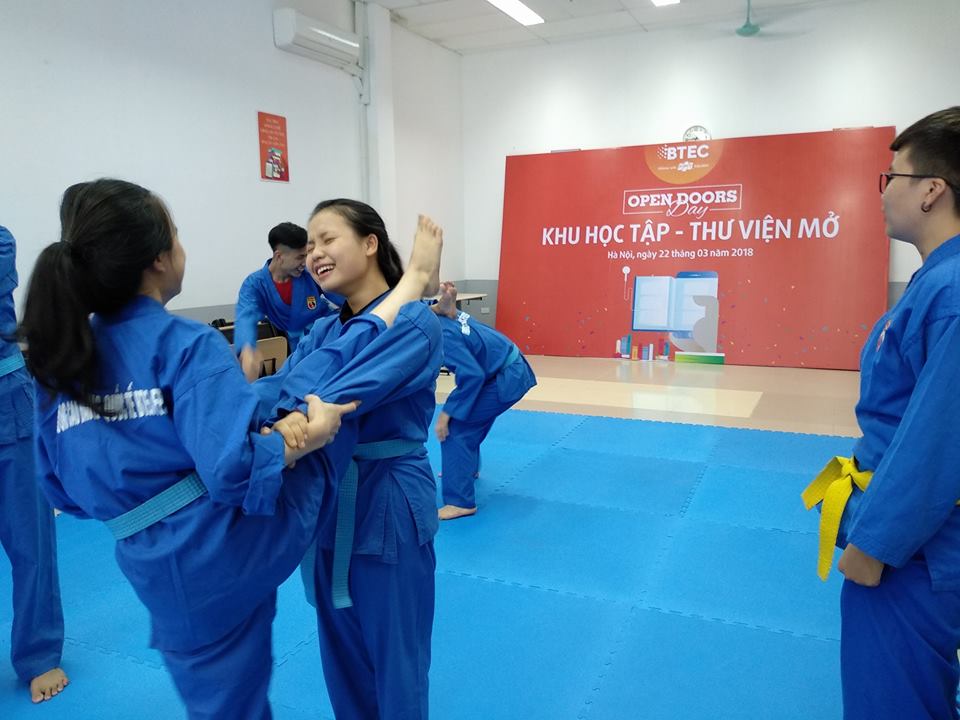 Tinh than vo dao Vovinam nhuom xanh mau BTEC FPT