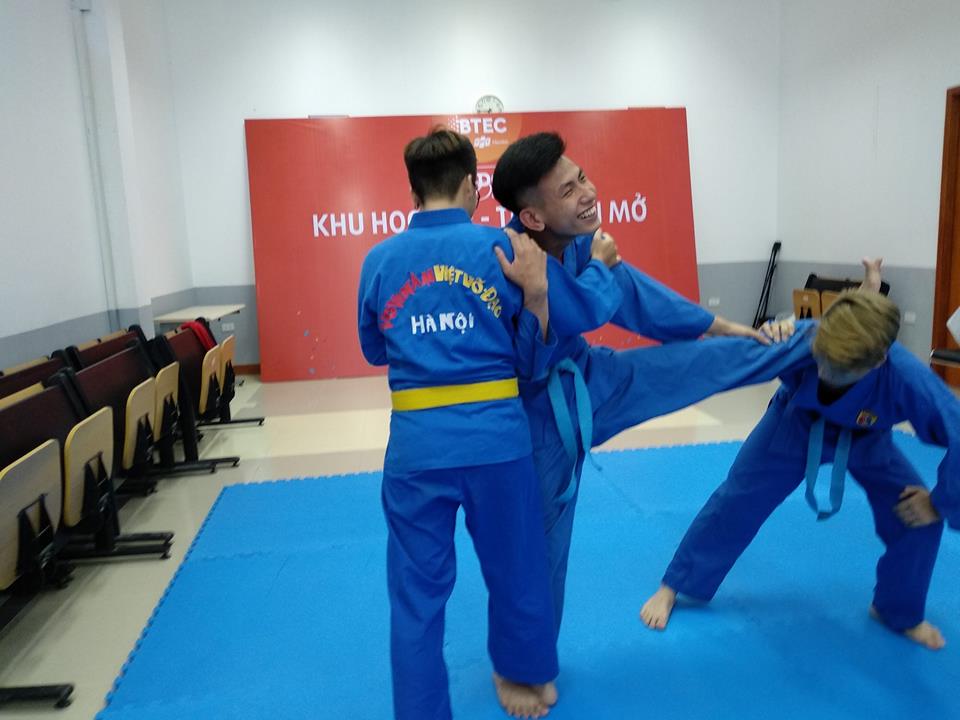 Tinh than vo dao Vovinam nhuom xanh mau BTEC FPT