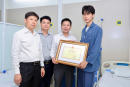 Quyền Bộ trưởng Giáo dục tặng bằng khen cho nam sinh lao vào đám cháy cứu người