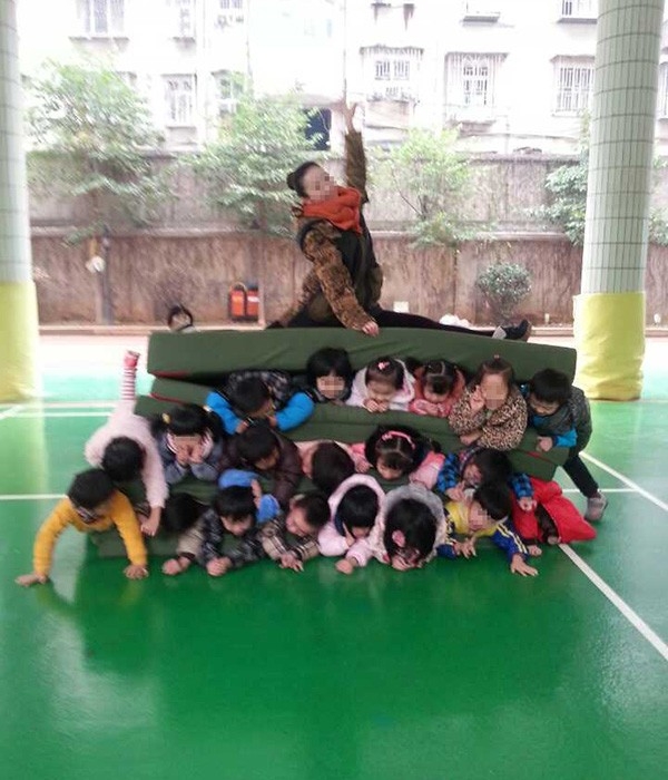 Co giao ngoi de len hoc sinh khien dan mang phan no