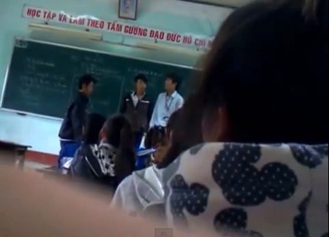Hoc sinh quay clip thay tro danh nhau bi ky luat